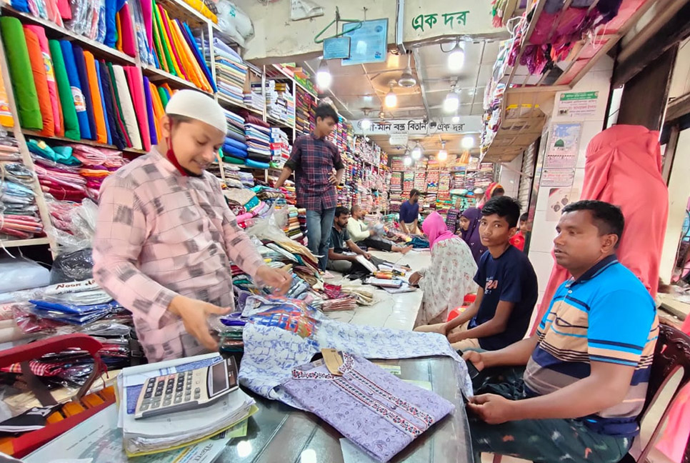 বাড়তি দামে ক্রেতাদের অসন্তোষ, বেচাকেনায় খুশি ব্যবসায়ীরা