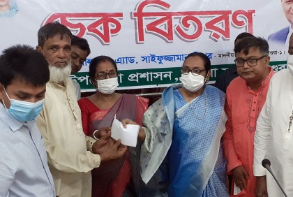 মাগুরায় ঈদ উপলক্ষে নিম্ন আয়ের মানুষের মাঝে চেক বিতরণ