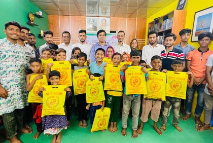 নাটোরের সুবিধাবঞ্চিত শিশুদের মাঝে শেখ রকিবুল ফাউন্ডেশনের ঈদ উপহার