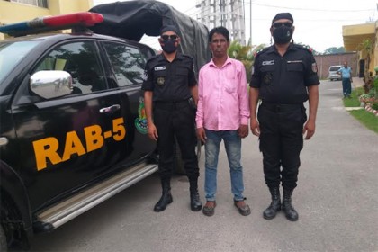 নাটোরে ১৭ কেজি ৮শ' গ্রাম গাঁজাসহ মাদক কারবারী আটক 
