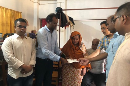 হিমেলের মাকে ৫ লাখ টাকার চেক ও ঈদ উপহার সামগ্রী দিল রাবি প্রশাসন
