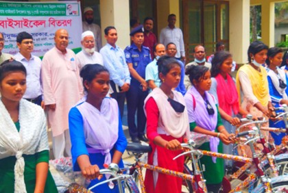 নওগাঁয় শিক্ষার্থীদের মাঝে শিক্ষাবৃত্তি ও বাইসাইকেল বিতরণ

