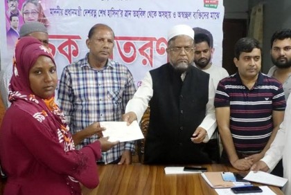 জামালপুরে প্রধানমন্ত্রীর ত্রাণ তহবিল থেকে অসহায় ব্যক্তিদের মাঝে চেক বিতরণ