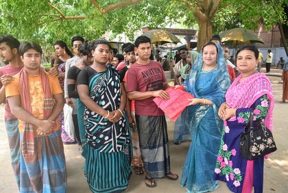 বগুড়ায় তৃতীয় লিঙ্গদের মাঝে ঈদ বস্ত্র বিতরণ