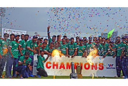ঢাকা প্রিমিয়ার লিগের ট্রফি হাতে শেখ জামালের উল্লাস

