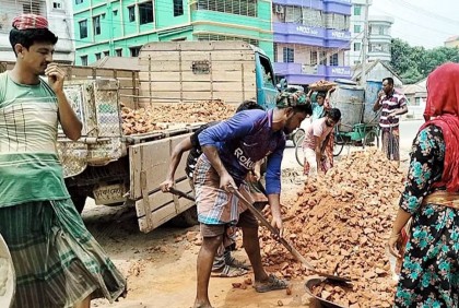 এলাকাবাসীর বাধায় সড়ক থেকে তিন নম্বর ইটের খোয়া অপসারণ 