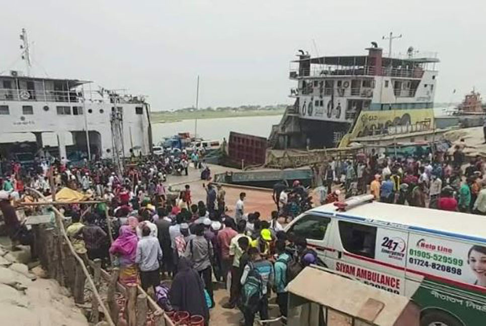 বাংলাবাজার-শিমুলিয়া নৌরুটে যাত্রীদের উপচেপড়া ভিড়