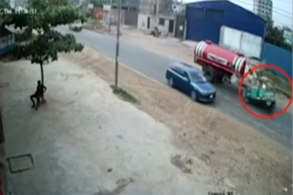 রাজধানীতে লরির ধাক্কায় সিএনজি আরোহী নিহত