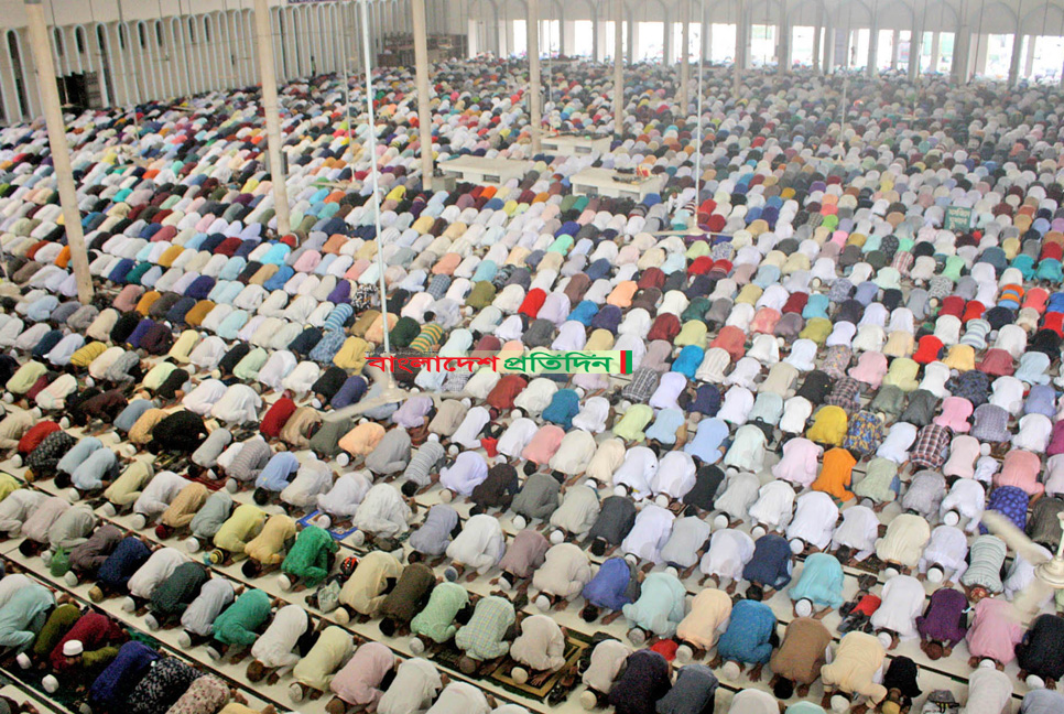 জুমাতুল বিদায় মসজিদে মুসল্লিদের ঢল