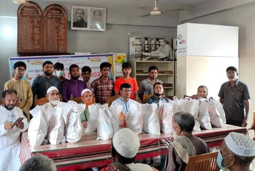 সলঙ্গায় দরিদ্রদের মাঝে ঈদ সামগ্রী বিতরণ