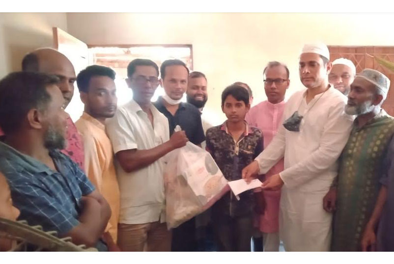 প্রয়াত সাংবাদিক সাগরের পরিবারকে
সোনাতলা প্রেস ক্লাবের ঈদ উপহার 