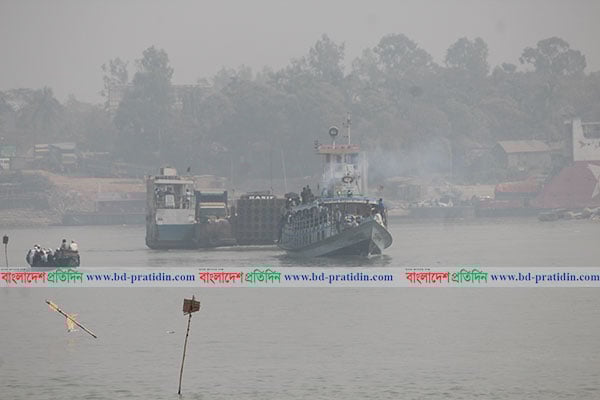 বৈরী আবহাওয়ায় শিমুলিয়ায় ফেরি-লঞ্চ চলাচল বন্ধ
