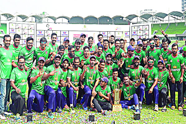 চ্যাম্পিয়ন শেখ জামালের হাতে ট্রফি