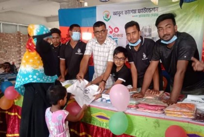 নিম্নবিত্তের মাঝে ঈদের খুশি; সুজানগরে ১০ টাকায় মিলছে কাপড়