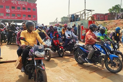 যাত্রীর চাপ বাড়‌ছে দৌলত‌দিয়া ফে‌রিঘা‌টে