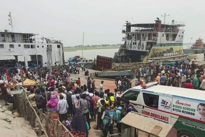 বাংলাবাজার-শিমুলিয়া নৌরুটে যাত্রীদের উপচেপড়া ভিড়