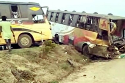 যাত্রীবাহী দুইটি বাসের মুখোমুখি সংঘর্ষে নিহত ১, আহত ১০