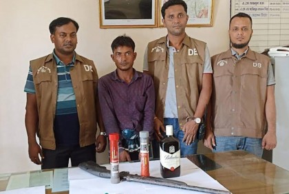 লক্ষ্মীপুরে অস্ত্রসহ ব্যবসায়ী আটক