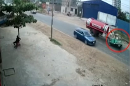 রাজধানীতে লরির ধাক্কায় সিএনজি আরোহী নিহত