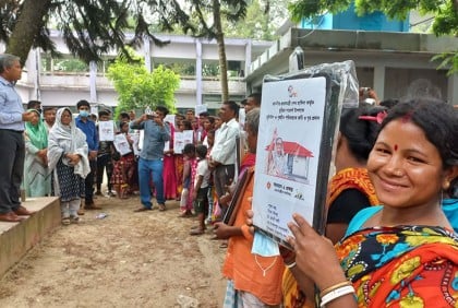 প্রধানমন্ত্রীর উপহার পেয়ে গৃহহীনদের মুখে হাসির ঝিলিক