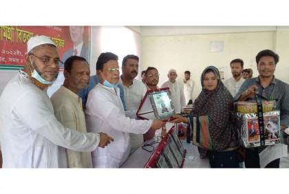 জয়পুরহাটে বিএনপির প্রয়াত নেতাদের পরিবারে ঈদ উপহার ও হতদরিদ্রদের অর্থ সহায়তা 