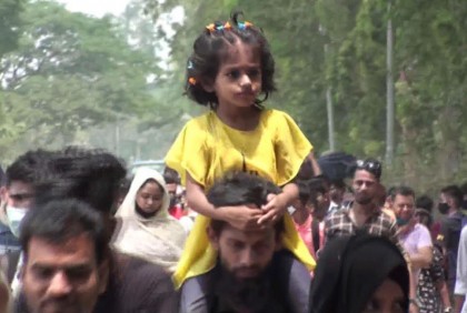 পাটুরিয়া-দৌলতদিয়া নৌরুটে লোকাল বাসের যাত্রীরা পড়েছে ভোগান্তিতে