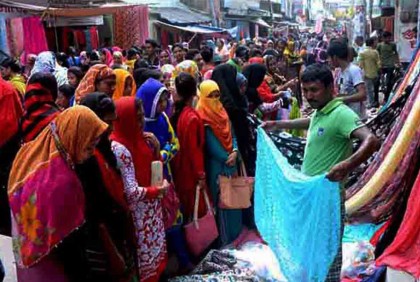 নারীদের ঈদের কেনাকাটায় সরগরম দিনাজপুরের বউ বাজার 