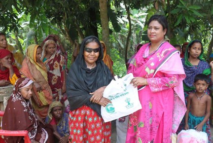 ধুনটে ১০০ পরিবারের মাঝে ঈদের খাদ্য সামগ্রী বিতরণ