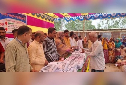 সারিয়াকান্দিতে ১০০ গরিব-অসহায় পেল শাড়ি-লুঙ্গি