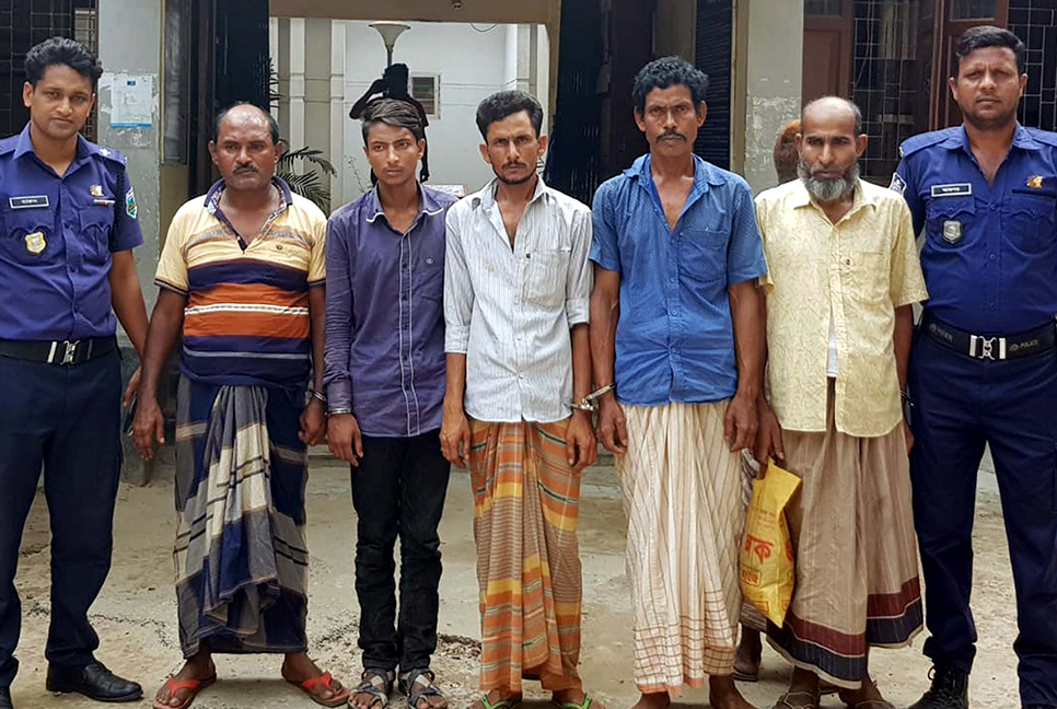 বগুড়ায় জুয়ার আসর থেকে পাঁচ জুয়াড়ি গ্রেফতার