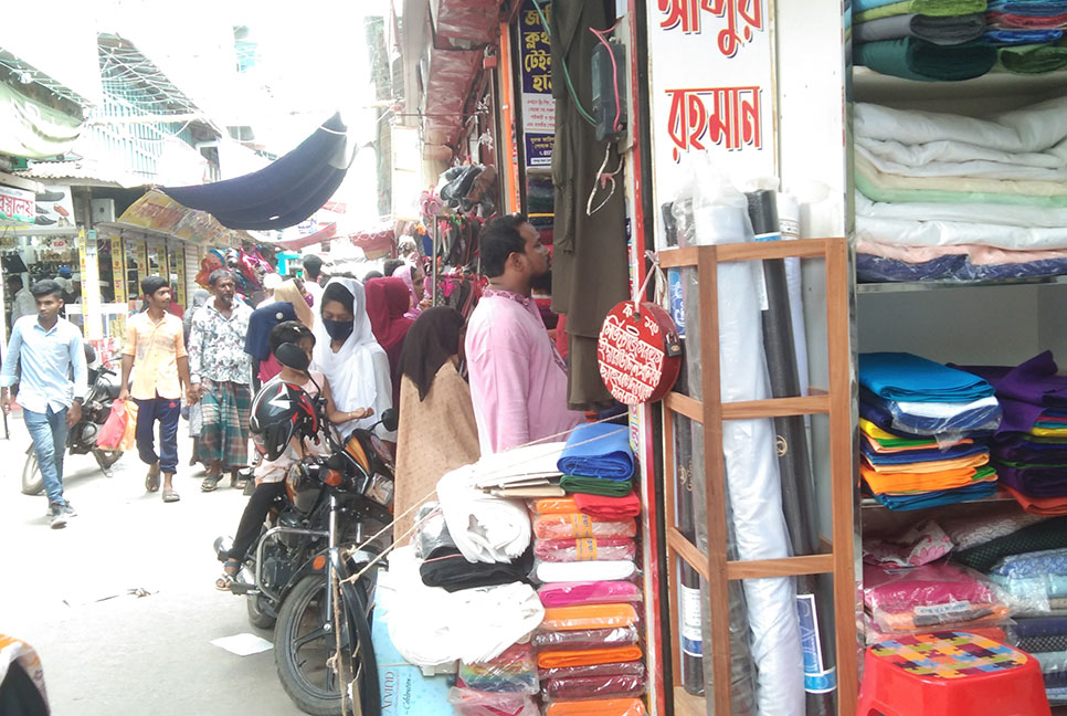 বরগুনায় জমজমাট ঈদ বাজার, নারীদের ভিড় বেশি