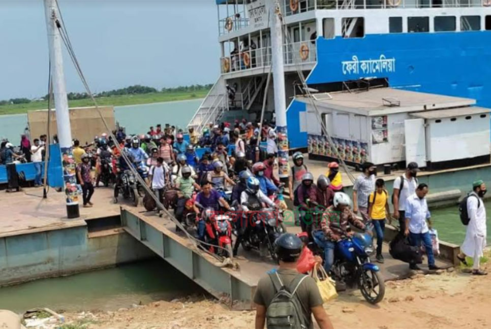 বাংলাবাজার ঘাটে মোটরসাইকেলের চাপ বেশি