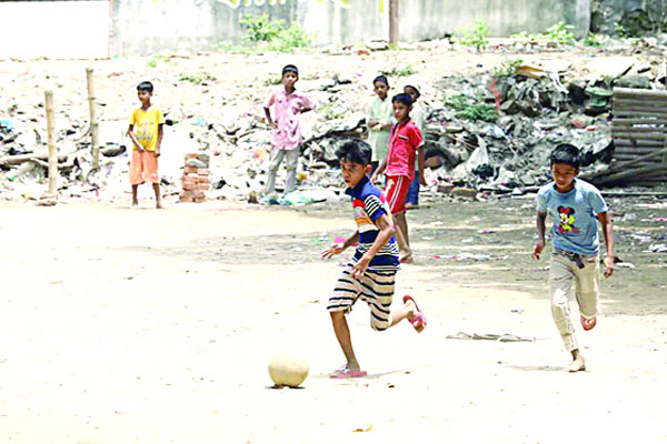 তেঁতুলতলা মাঠে মেতেছে শিশু-কিশোররা