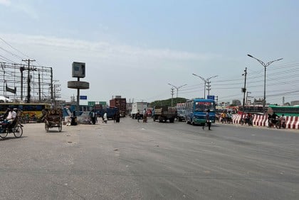 গাড়ি-যাত্রীর চাপ কম; ফাঁকা সাভার মহাসড়ক 