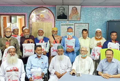 শেরপুরে বীর মুক্তিযোদ্ধাদের জীবিত মা-বাবাকে ঈদ উপহার
