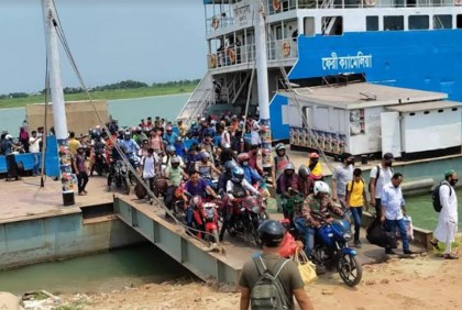বাংলাবাজার ঘাটে মোটরসাইকেলের চাপ বেশি