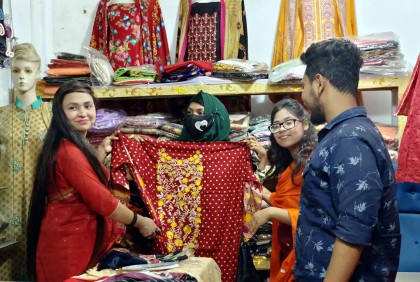 দিনাজপুরে শেষ মুহূর্তের কেনাকাটায় বাজার জমজমাট 
