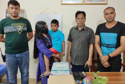 ফেসবুকের কল্যাণে মায়ের কোল ফিরে পেল ৪ বছরের শিশু 