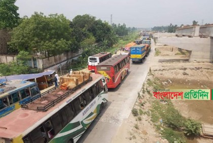 উত্তরবঙ্গগামী মহাসড়কে যানবাহনের চাপ, থেমে থেমে যানজট