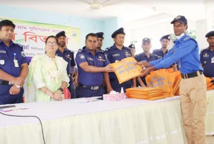 জয়পুরহাটে গ্রাম পুলিশের মাঝে ঈদ উপহার বিতরণ