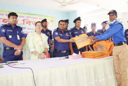 জয়পুরহাটে গ্রাম পুলিশের মাঝে ঈদ উপহার বিতরণ