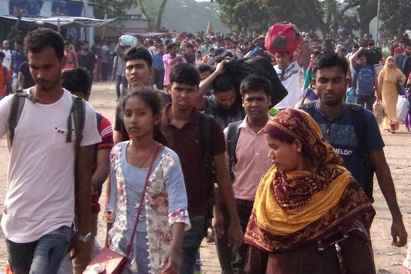 পাটুরিয়ায় যাত্রীদের উপচেপড়া ভিড়