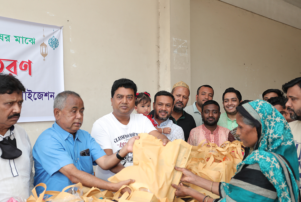 বগুড়ায় গরিব-অসহায়দের মাঝে ঈদ সামগ্রী বিতরণ