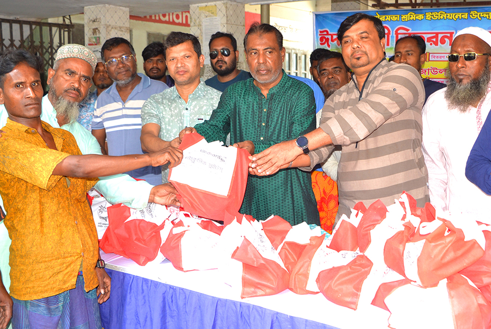 বগুড়ায় পৌরসভা শ্রমিকদের মাঝে ঈদ সামগ্রী বিতরণ  