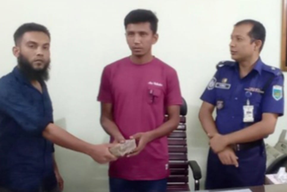 কুড়িয়ে পাওয়া ২৫ লাখ টাকা ফেরত দিলেন ট্রাকচালক