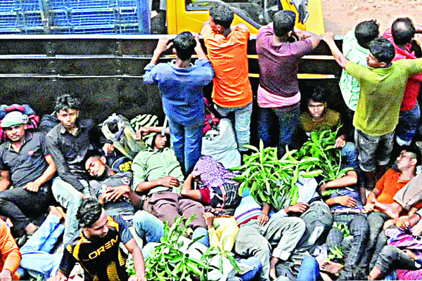 ঝুঁকি নিয়ে ঈদযাত্রা