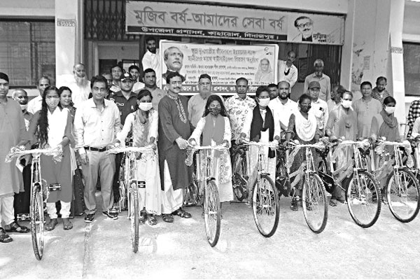 ওরা এখন সাইকেলে চেপে স্কুলে যাবে