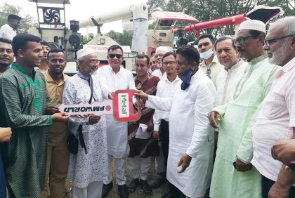বরগুনায় কৃষকদের মাঝে বিনামূল্যে সার ও বীজ বিতরণ