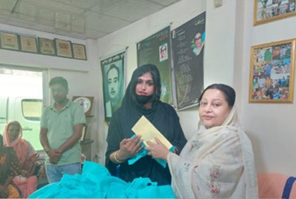নাটোরে তৃতীয় লিঙ্গদের মাঝে ঈদ উপহার বিতরণ