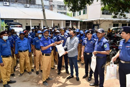 বগুড়ায় গ্রাম পুলিশের মাঝে ঈদ উপহার সামগ্রী বিতরণ
